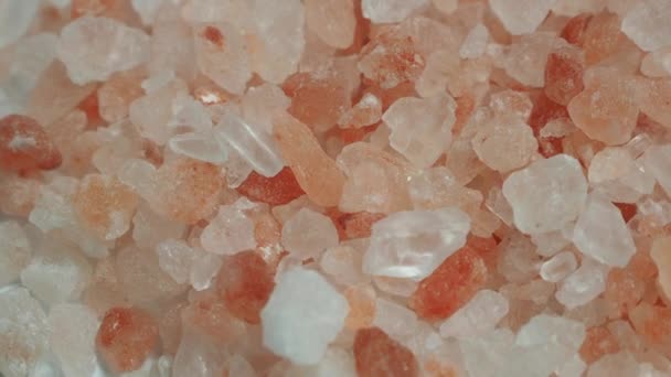 Rotazione di cristalli di sale rosa dell'Himalaya grezzi.  - Filmati, video