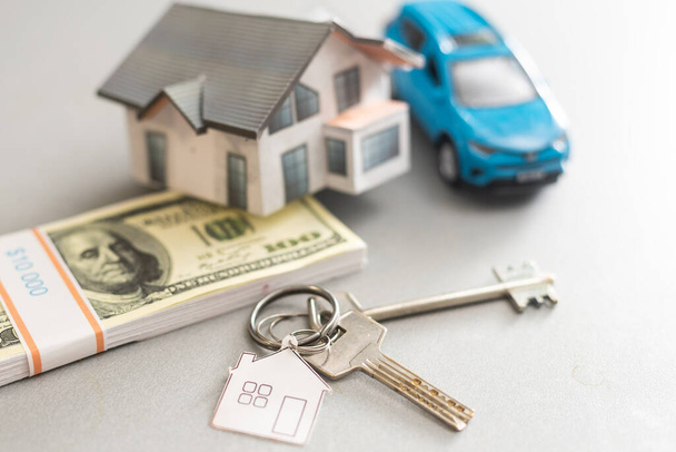 auto a dům model na prodej s penězi, klíč na pozadí, dům na prodej koncept, detailní. - Fotografie, Obrázek