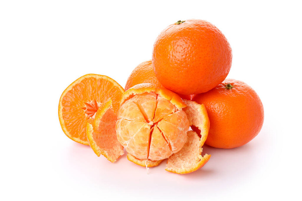 Mandarinler beyaz arkaplanda izole edildi, kapatın - Fotoğraf, Görsel