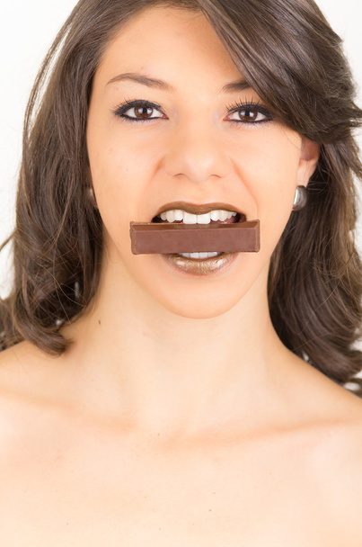 piękna brunetka dziewczynka jedzenie czekolady - Zdjęcie, obraz