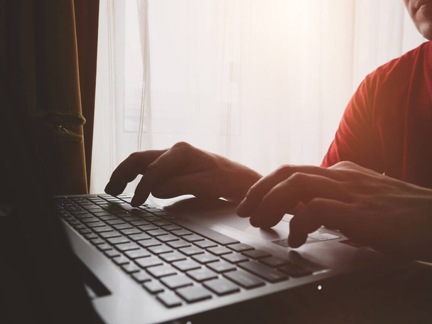 Close-up beeld van mannelijke handen typen op laptop toetsenbord en surfen op het internet op afstand werk concept - Foto, afbeelding