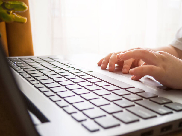 Immagine ravvicinata di mani maschili che digitano sulla tastiera del computer portatile e navigano su Internet concetto di lavoro a distanza - Foto, immagini