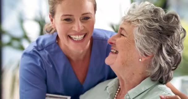 Nemohla být se svými výsledky o nic šťastnější. 4k video záběry usmívající se lékař objímající starší ženu v nemocnici poté, co jí některé dobré zprávy. - Záběry, video