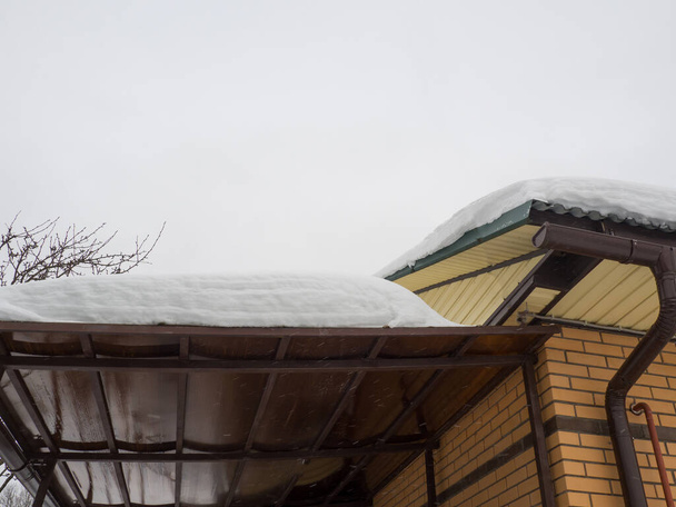 πολυανθρακική οροφή θόλου κάτω από ένα σωρό χιονιού - Φωτογραφία, εικόνα
