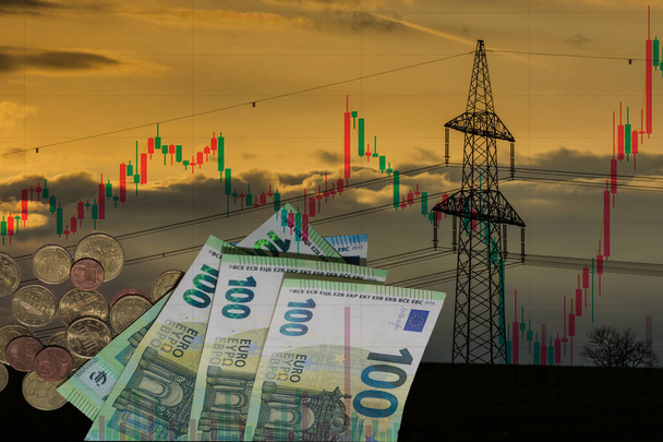 elektriciteitspylont met veel bij zonsondergang 100 euro biljetten en munten zoals een grafiek van de markt met betrekking tot de stijging van de elektriciteitsprijs - Foto, afbeelding