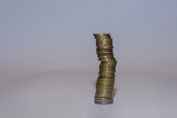 stos wielu monet euro z szarym tłem - Zdjęcie, obraz