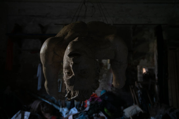 September 2021, Italien. Gruseliger Mann in Pappmaché, der von einer dunklen Kellerdecke hängt. Urbex - Foto, Bild