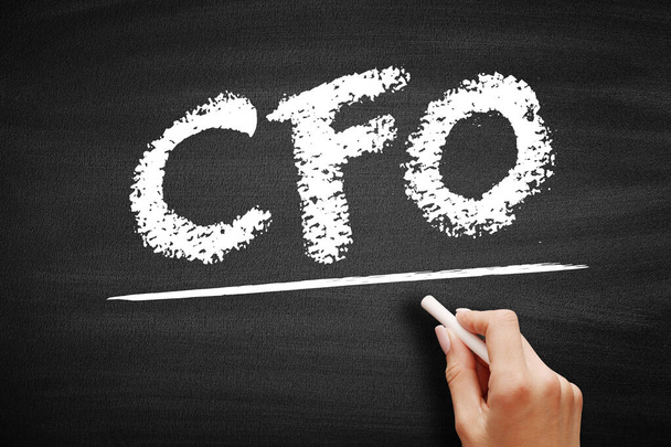 最高財務責任者(CFO)最高財務責任者(CFO) -会社全体の財務活動を監督する上級管理者、黒板の頭字語テキストコンセプト - 写真・画像