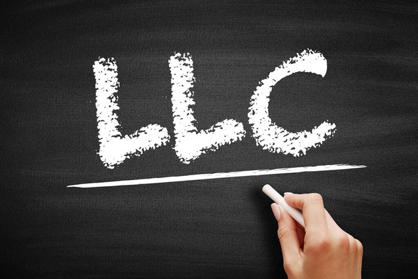 LLC Limited Liability Company - Vorm van een besloten vennootschap, acroniem tekstconcept op schoolbord - Foto, afbeelding