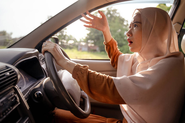frustrated young muslim woman while driving her car - Foto, immagini