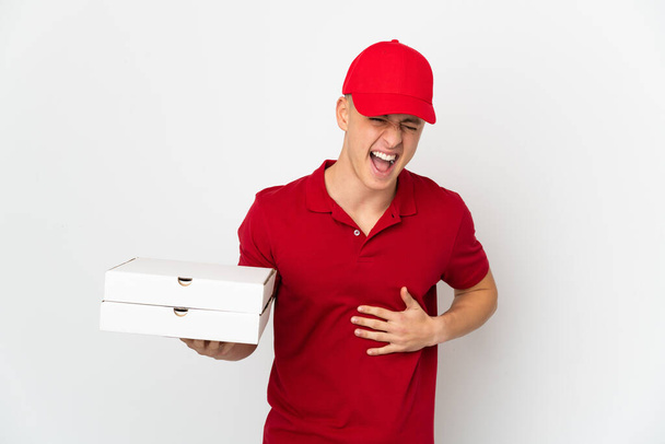 homem de entrega de pizza com uniforme de trabalho pegando caixas de pizza isoladas no fundo branco sorrindo muito - Foto, Imagem
