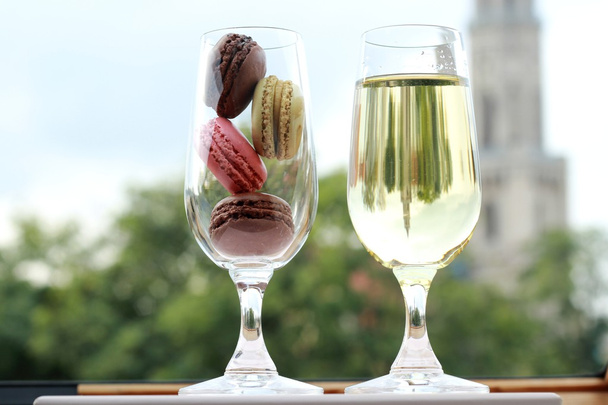 két pohár fehér bor-és francia macarons - Fotó, kép
