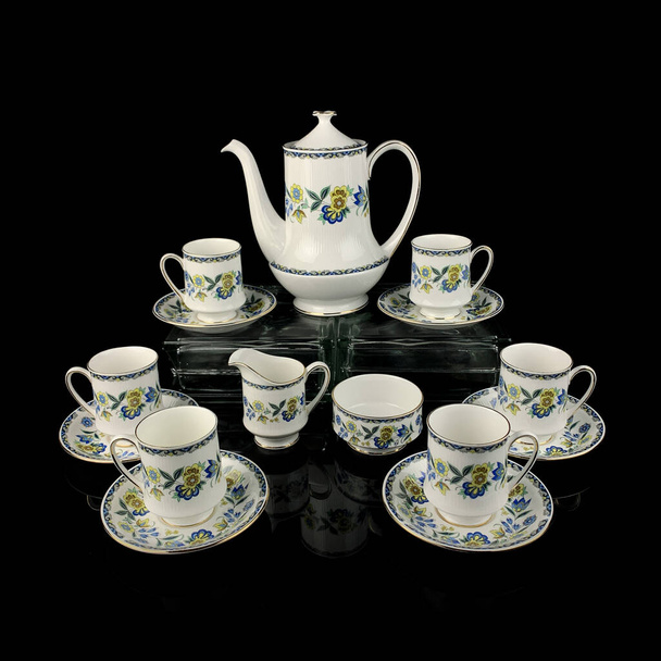 antik kézzel festett tea készlet fekete elszigetelt háttér. - Fotó, kép