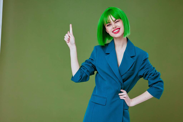 Hezká mladá žena nosí zelenou paruku modrá bunda pózovat barvy pozadí beze změny - Fotografie, Obrázek