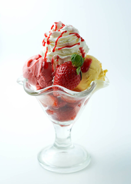 Cup with three balls of banana, cream and strawberry ice cream - Foto, Imagen