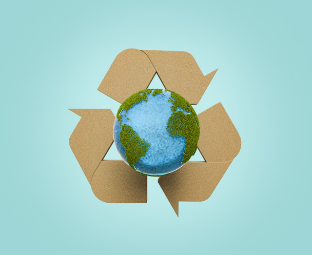 pianeta terra con vegetazione e legno simbolo di riciclaggio sul retro. concetto di risorse sostenibili e giornata della terra. rendering 3d - Foto, immagini