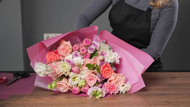 Květinářství žena dělá elegantní svatební kytice s růžemi - Fotografie, Obrázek