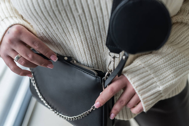 modello ragazza con esperienza pubblicizza una meravigliosa elegante borsa elegante nelle sue mani. Il concetto di accessori costosi - Foto, immagini