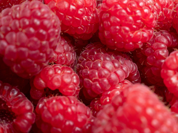 Raspberries in a wooden bowl. Raspberries on a wooden background. - Foto, immagini