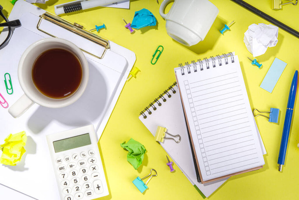 Brainstorming irodai asztal háttér. Irodai munka asztal jegyzetfüzetekkel, tollakkal, ceruzákkal, összegyűrt színes papírral, irodai kellékekkel. Kreatív üzleti csapat ötletelés koncepció lapos sárga háttér  - Fotó, kép