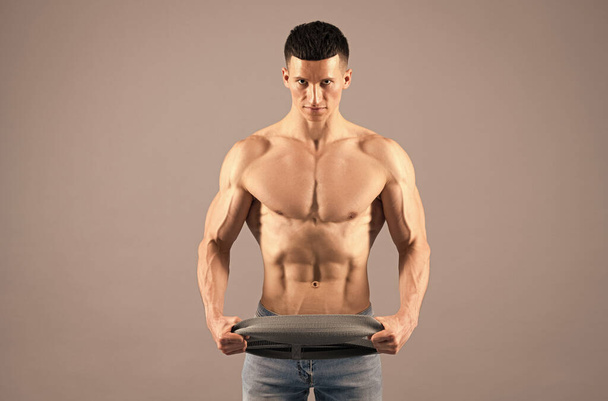Бодібілдер робить тренування нарощування м'язів з сірим тлом опору, тренування
 - Фото, зображення