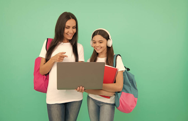 オンライン教育です。生徒と生徒。母親と10代の女の子はオンラインで勉強する。私立の先生と子供 - 写真・画像