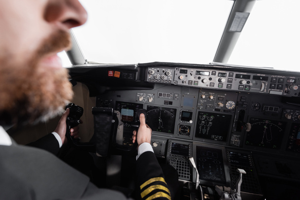καλλιεργημένη άποψη του γενειοφόρου πιλότου που χρησιμοποιεί ζυγό σε προσομοιωτή αεροπλάνου  - Φωτογραφία, εικόνα