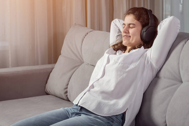 Disabled woman relaxes listening to music in headphones - 写真・画像