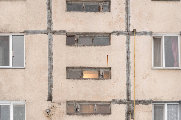 Eski Sovyet prefabrik panel evinin hasarlı duvarı, yakın plan.. - Fotoğraf, Görsel