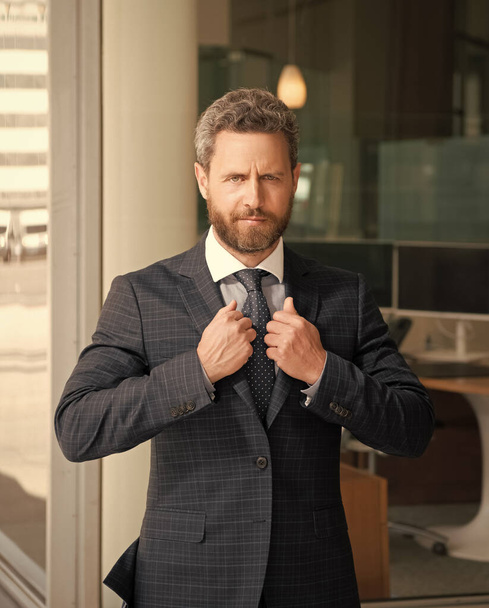 オフィスの外でビジネススーツの成熟した髭の男の最高経営責任者 - 写真・画像