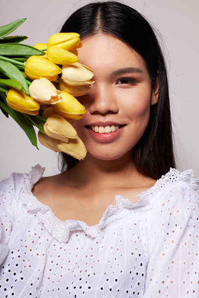 Encantador jovem mulher asiática romance buquê de flores perto do rosto Estilo de vida inalterado - Foto, Imagem