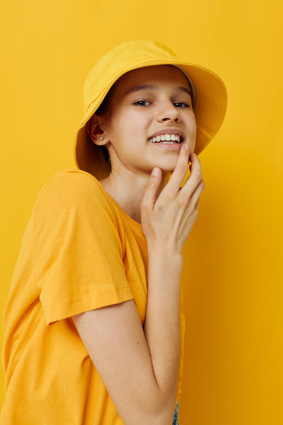 Sarı tişörtlü iyimser genç kadın modası Panama yaşam tarzında değişmeden poz veriyor. - Fotoğraf, Görsel