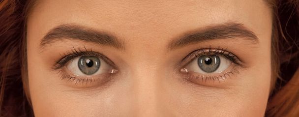 アーチ型の眉と自然な目のメイク、視力を持つ美しい女性の目 - 写真・画像