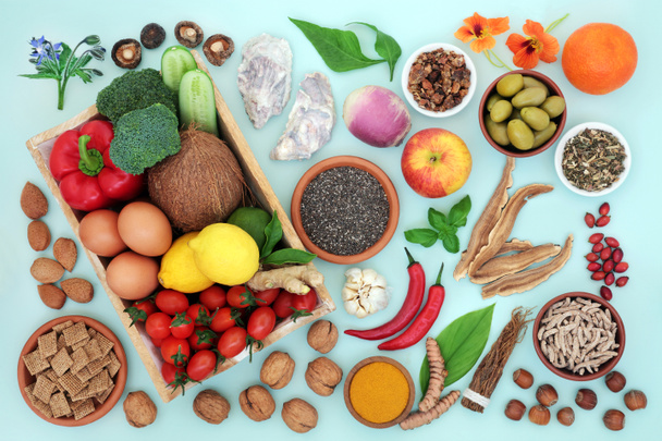 Velká sbírka zdravé imunitní výživy s léčivými bylinkami a kořením. Vysoký obsah antioxidantů, antokyanů, bílkovin, vlákniny, chytrých sacharidů, vitamínů, minerálů a omega 3.  - Fotografie, Obrázek