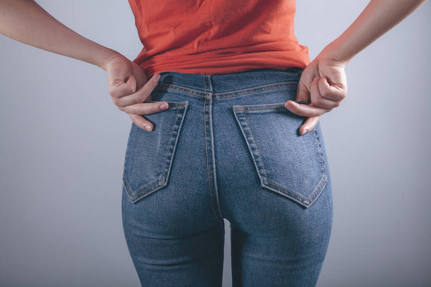 young woman posing in jeans - Fotoğraf, Görsel