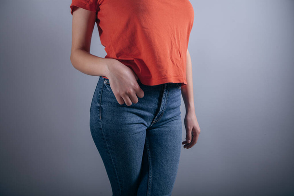 young woman posing in jeans - Fotoğraf, Görsel