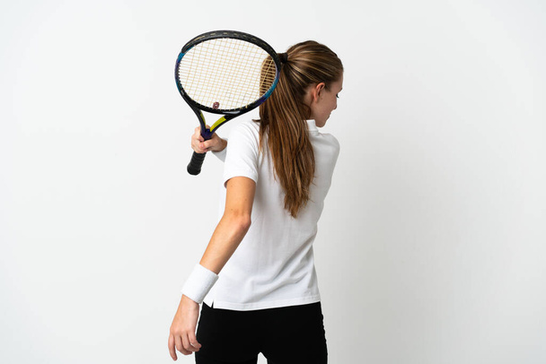 Jovem caucasiana isolada no fundo branco jogando tênis - Foto, Imagem