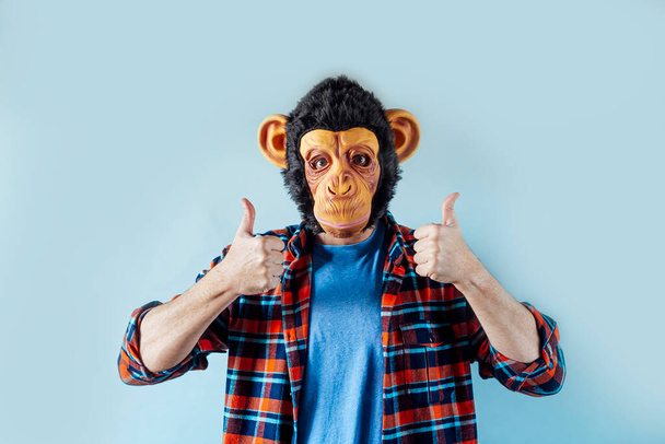 Man in monkey mask gesturing. - Foto, Imagem
