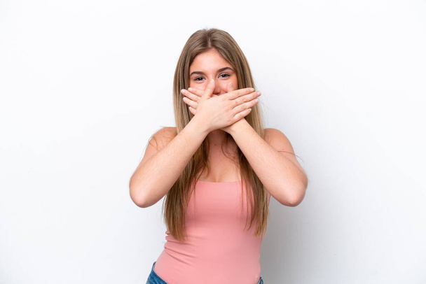 Jonge blanke vrouw geïsoleerd op witte bakgrond bedekken mond met handen - Foto, afbeelding