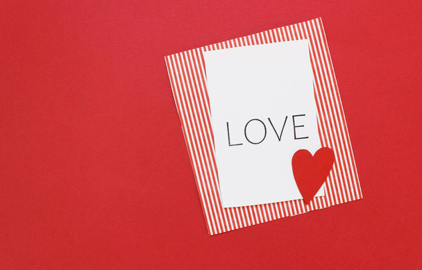 Červená srdce pozadí, papír střih romantický koncept, horní pohled. plochá kompozice. Valentines Day Pozdrav konceptu přání. Výročí Den matek. - Fotografie, Obrázek