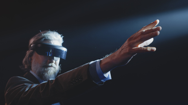 Esittäjä näyttää virtuaalitodellisuus lasit - Valokuva, kuva