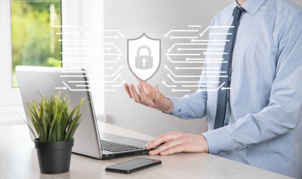 Ochrona komputera bezpieczeństwa sieci i bezpieczne koncepcji danych, Biznesmen posiadający tarczę chronić ikonę. symbol blokady, koncepcja bezpieczeństwa, cyberbezpieczeństwa i ochrony przed zagrożeniami. - Zdjęcie, obraz