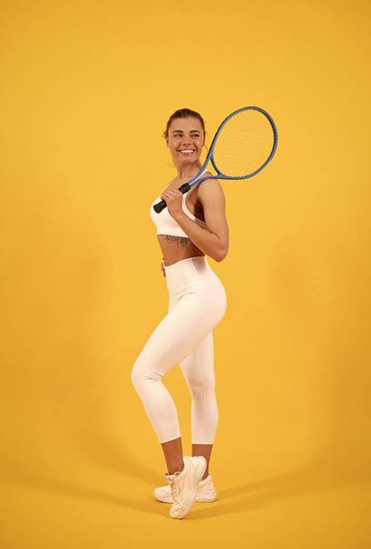 спортсменка тенісистка з туалетом у спортивному одязі тримає бадмінтонну ракетку, спорт
. - Фото, зображення