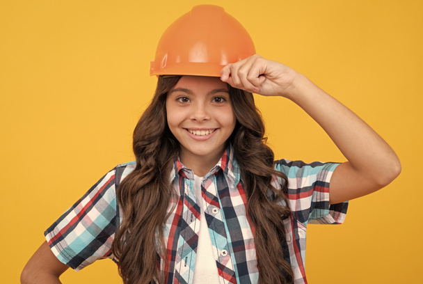 建設ヘルメットに巻き毛の幸せな子供建築家 - 写真・画像