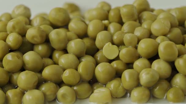 缶詰の緑のエンドウ豆と白いボウル。発酵食品 - 映像、動画