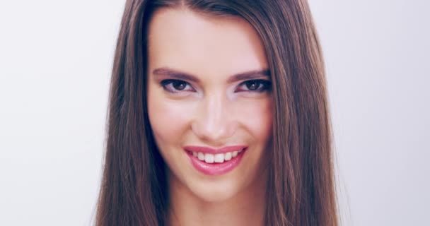 Gorgeous skin and gorgeous hair go with a gorgeous smile. 4k video footage of a beautiful young woman with gorgeous hair posing in the studio. - Filmmaterial, Video