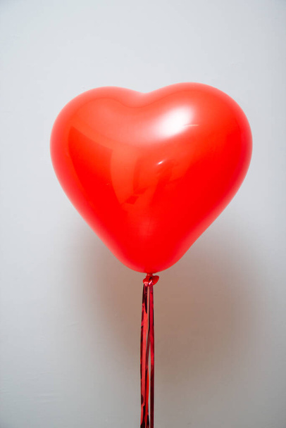 Kırmızı çelenkli kırmızı balon kalp - Fotoğraf, Görsel