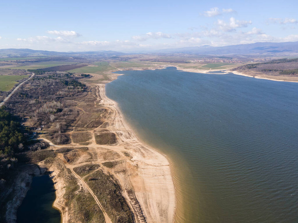 Aerial view of Pyasachnik (Sandstone) Reservoir, Sredna Gora Mountain, Plovdiv Region, Bulgaria - Fotoğraf, Görsel