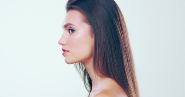 Dont you just love sleek and silky hair. 4k video footage of a beautiful young woman with gorgeous hair posing in the studio. - Imágenes, Vídeo