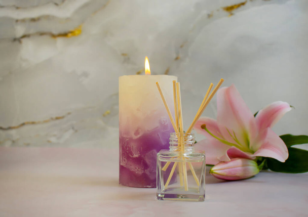 parfum voor thuis, lelie bloem op decoratieve achtergrond - Foto, afbeelding